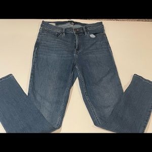 Calvin Klein, Mid rise, Medium Wash, Skinny Jeans. Womens size 30 (size 10)